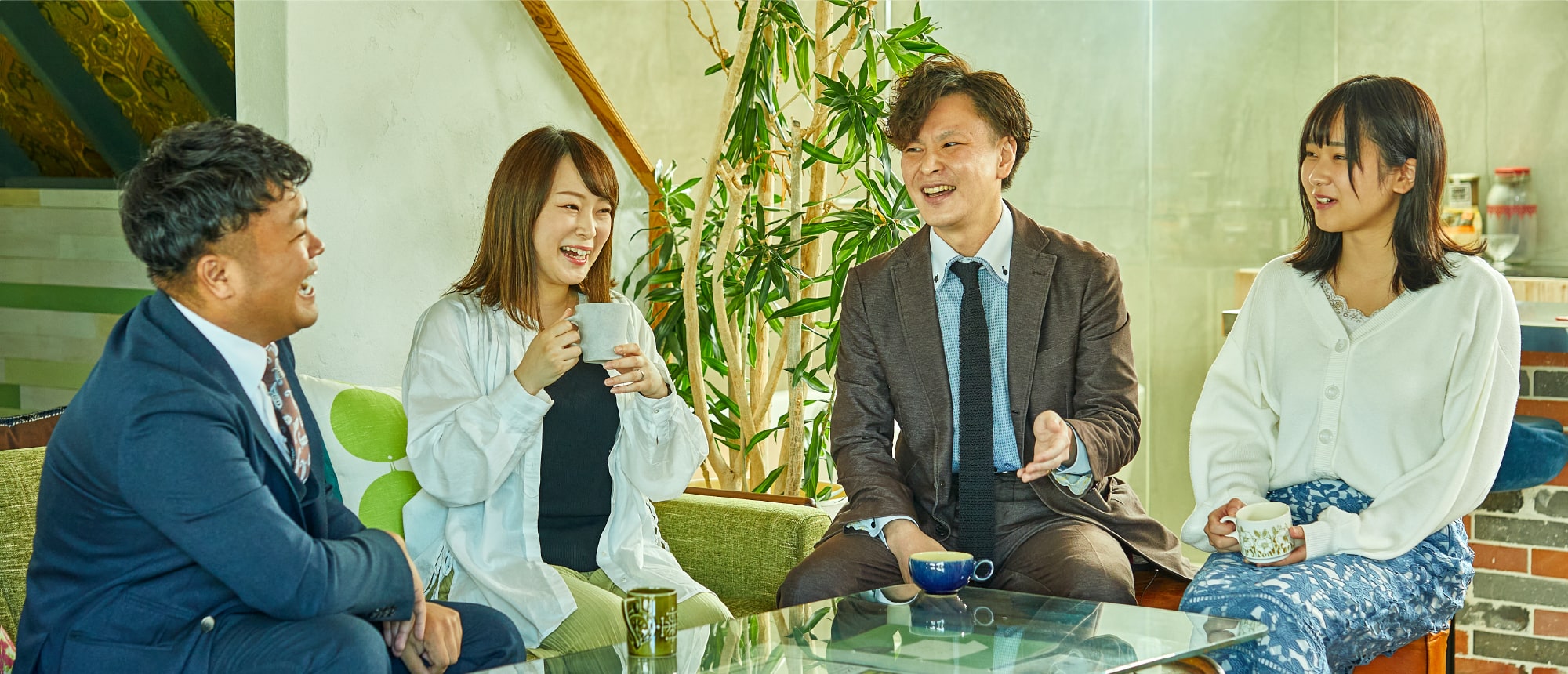 スタッフ4人で対談している様子PC表示用