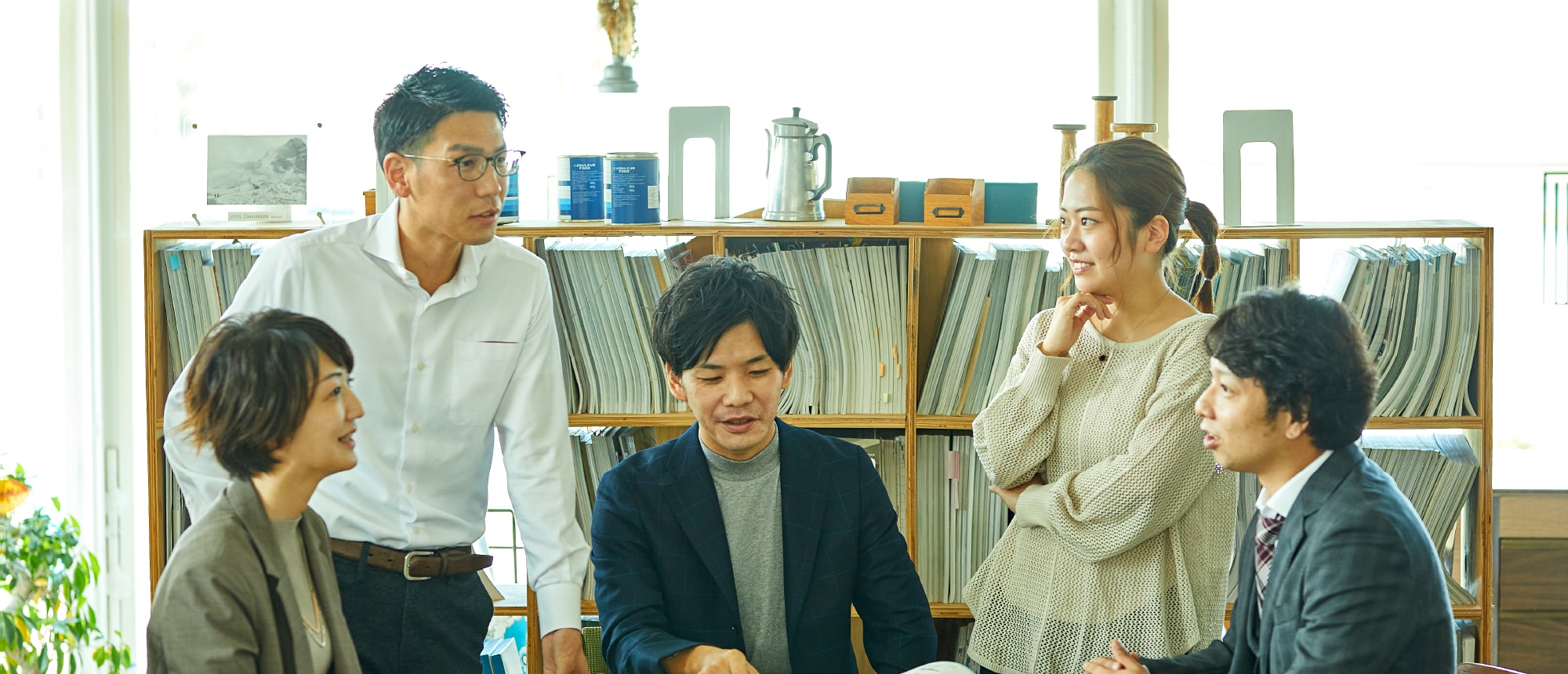 スタッフが大人数で対談している様子PC表示用