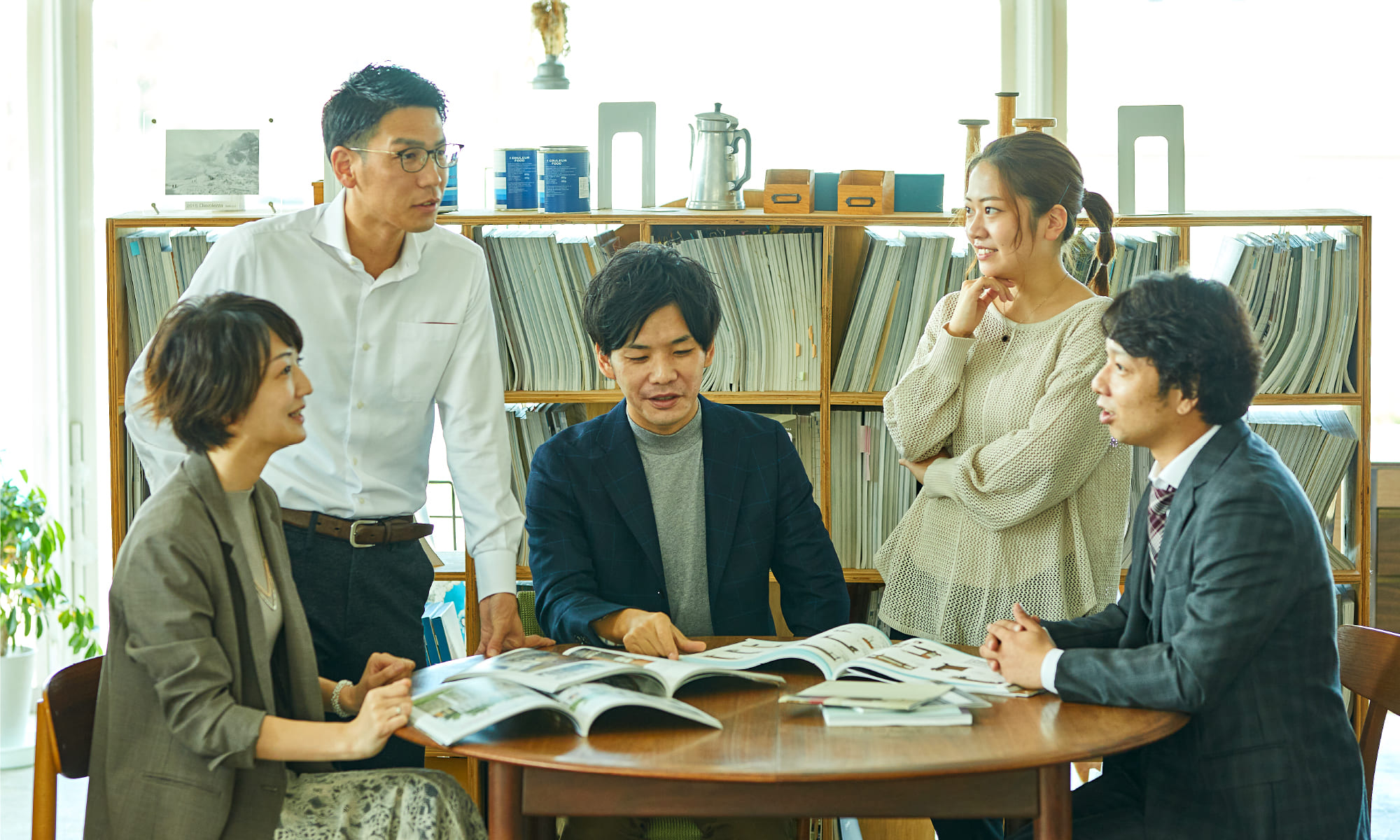 スタッフが大人数で対談している様子iPad表示用